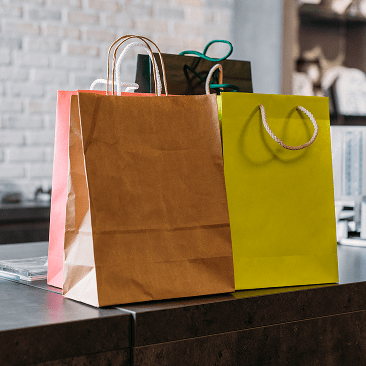 Theke im Handel mit zwei Taschen