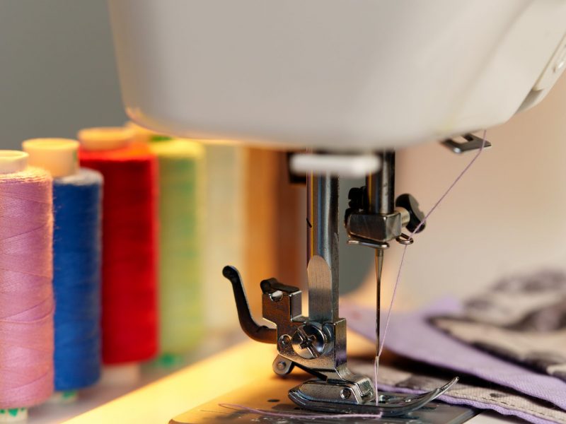 Nähmaschine mit bunten Faden